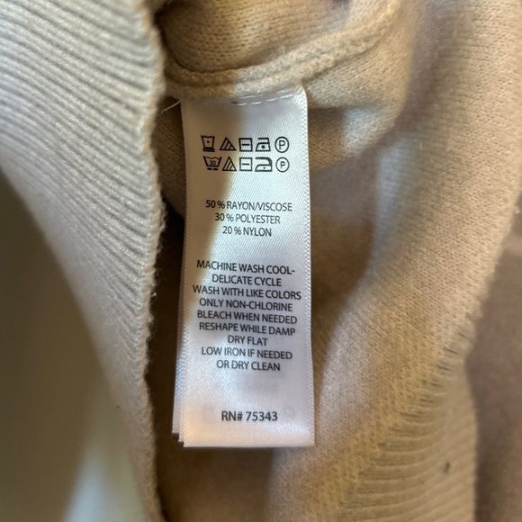 Women's TAHARI Grey & White Plaid V-Neck Sweater L - Picture 4 of 5